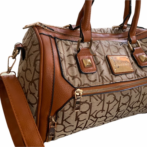 Calvin Klein LOGOED BARREL BAG